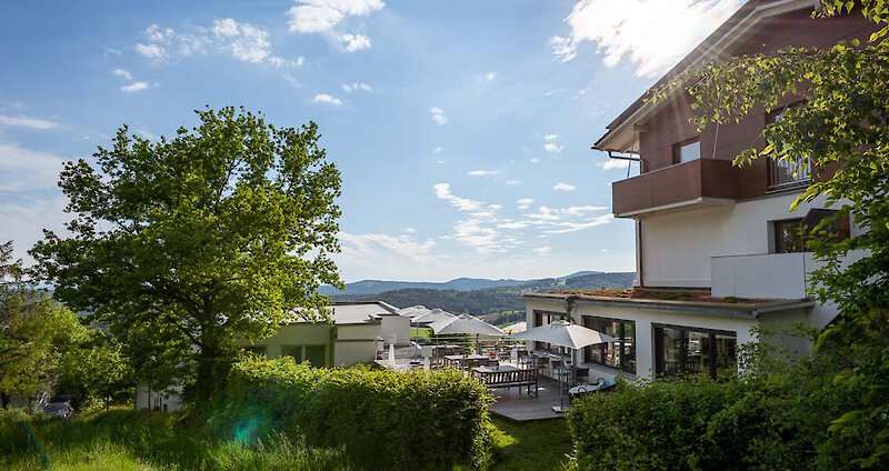 Schattige Cafe´-Terrasse Wellnesshotel in Bayern